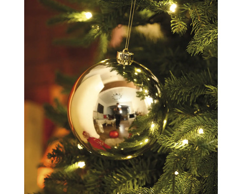 Julgran med glänsande julgranskula