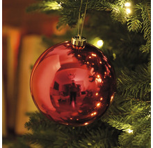 Röd julgranskula i julgranen