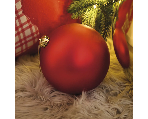 Röd julgranskula på en matta