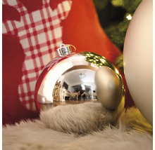Juldekoration med julgranskulor på ett fluffigt underlag