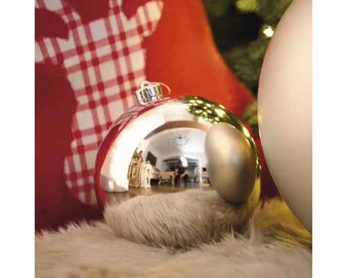 Juldekoration med julgranskulor på ett fluffigt underlag