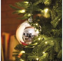Julgranskula på en julgran med belysning