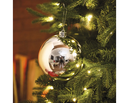 Julgranskula på en julgran med belysning