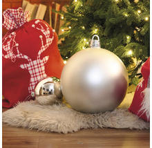 Julscen med julgran, julgranskulor och presentsäck