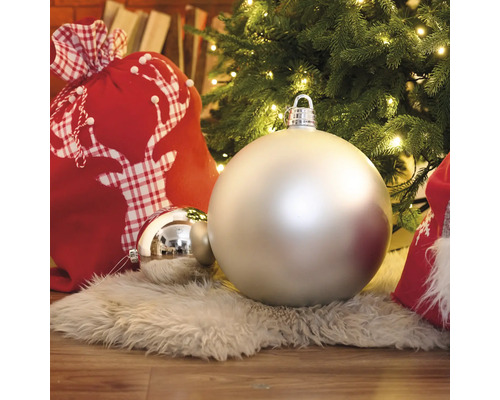 Julscen med julgran, julgranskulor och presentsäck