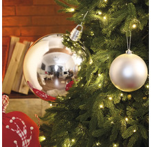 Dekorerad julgran med julgranskulor och ljusslingor