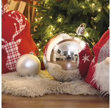 Dekorativ julscen med julgranskulor, presentsäckar och en ljusslinga under en julgran