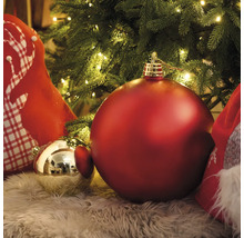 Dekorerad julgran med julgranskulor och julstrumpor