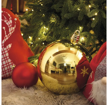 Scen med julgranskulor och dekorationer på en matta under en julgran