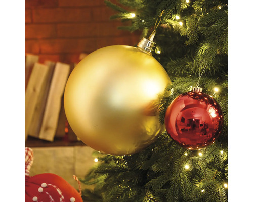 Julgran dekorerad med julgranskulor