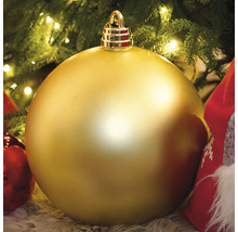 Gyllene julgranskula under en julgran