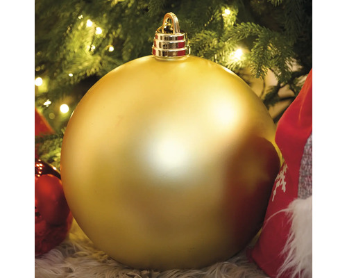 Gyllene julgranskula under en julgran