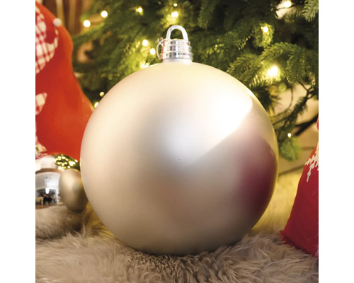 Stor julgranskula under en julgran
