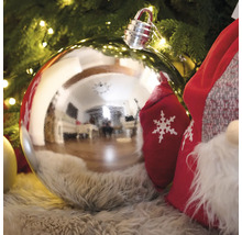 Silverfärgad julgranskula under julgranen