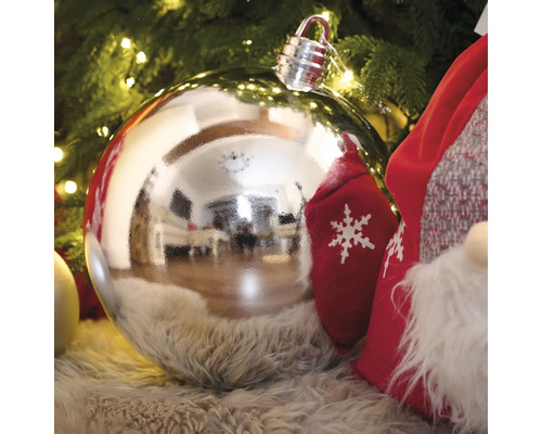 Silverfärgad julgranskula under julgranen