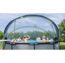 Rund pool med tak och lekande barn i trädgården.