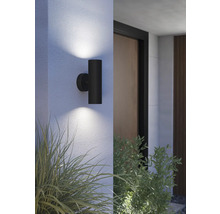 Modern vägglampa för utomhusbruk i metall ger ljus för utomhusbruk.