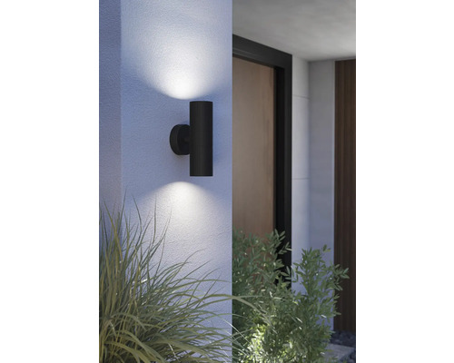 Modern vägglampa för utomhusbruk i metall ger ljus för utomhusbruk.