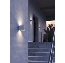 Moderna yttervägglampor lyser upp en trappa till huset