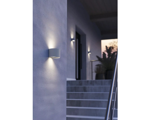 Moderna yttervägglampor lyser upp en trappa till huset