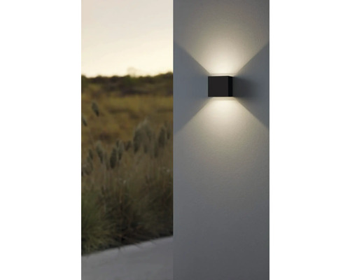 Fyrkantig vägglampa i metall monterad på en vägg