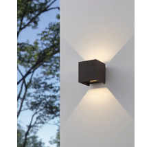 Fyrkantig vägglampa för utomhusbruk med ljuskägla