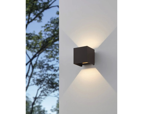 Fyrkantig vägglampa för utomhusbruk med ljuskägla