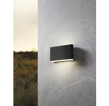 Vägglampa för utomhusbruk på en grå stenmur