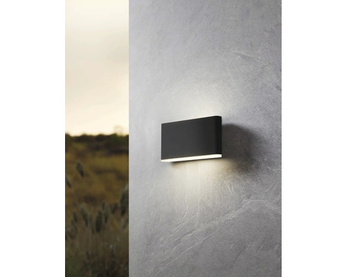 Vägglampa för utomhusbruk på en grå stenmur