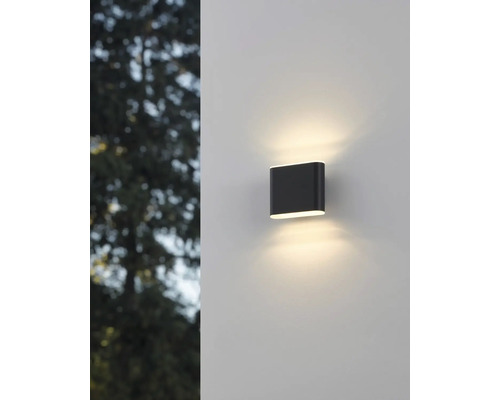 Fyrkantig utomhusvägglampa på en fasad