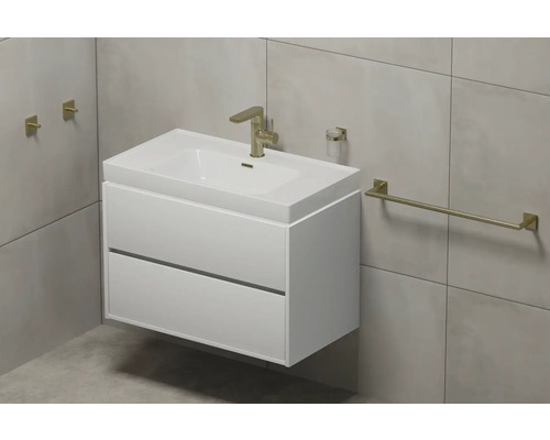 Badrum med tvättställsskåp, armatur och handdukshållare