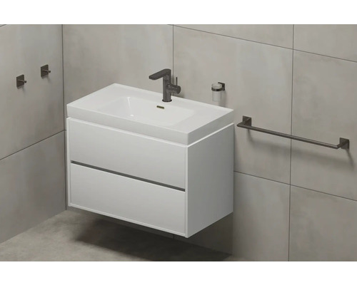 Badrum med tvättställsskåp, blandare, handdukshållare, tvålpump och krokar