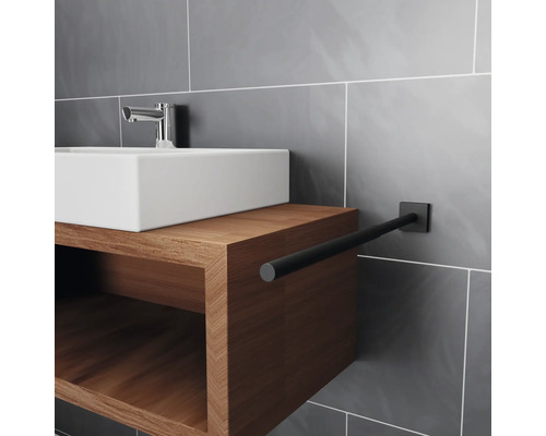 Detaljbild av tvättställ med handdukshållare i badrummet