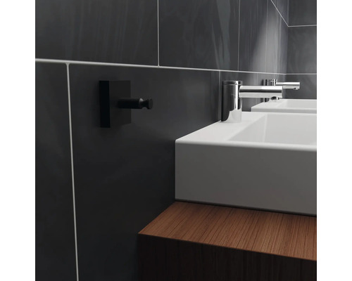 Badrum med två handfat, blandare och handdukskrok