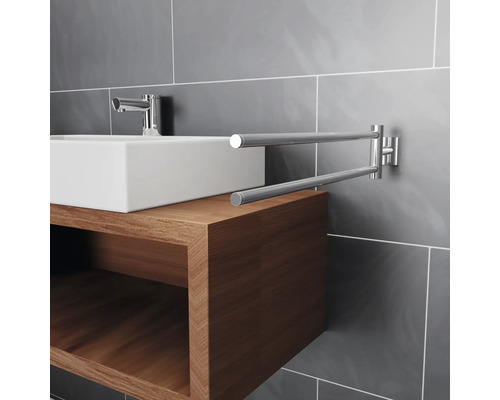 Badrumshandfat med svängbar handdukshängare