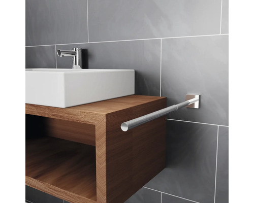 Badrumshandfat med handdukshållare på väggen