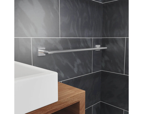 Badrumsvy med handdukshängare på väggen