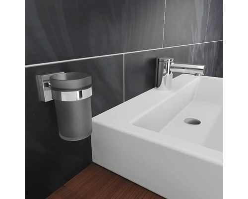 Badrum handfat med armatur och tandborstmugg