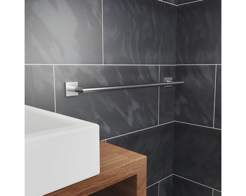 Handdukshållare av metall i badrummet