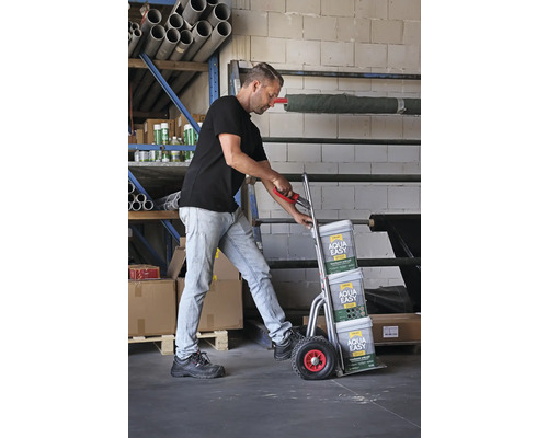 Man transporterar Aqua Easy gatstensfogmassa på en skottkärra