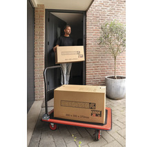 Man bär Hornbach-paket på en rullbräda
