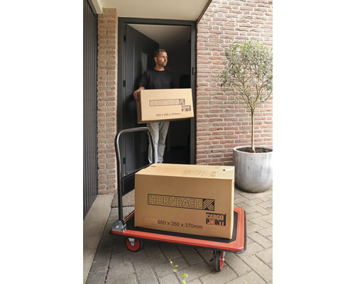 Man bär Hornbach-paket på en rullbräda