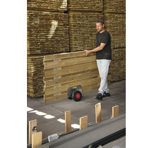 Man transporterar trästaketselement med transportvagn