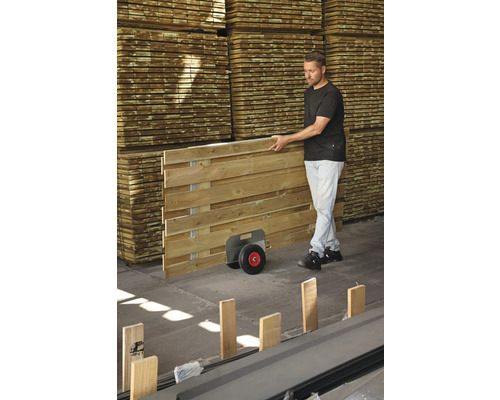 Man transporterar trästaketselement med transportvagn