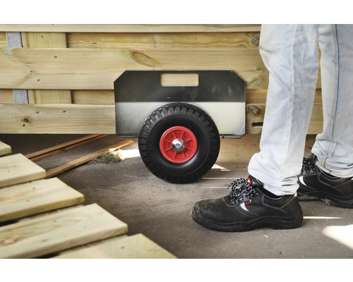 Möbelrulle under träkonstruktion med hjul och handtag