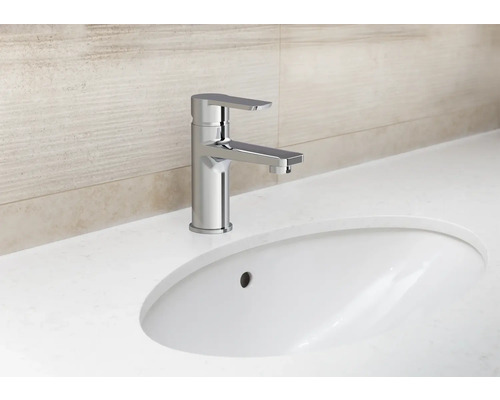 Tvättställsblandare på ett vitt handfat