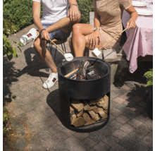 Människor sitter runt en eldstad och håller marshmallows över lågorna