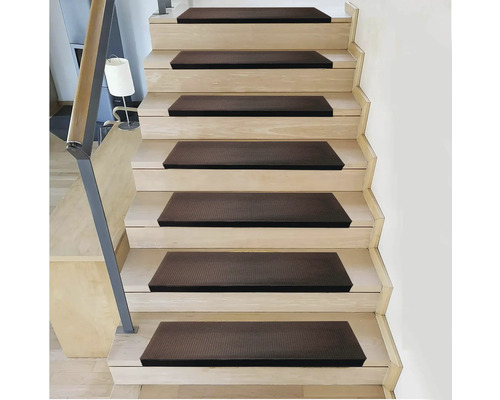 Trappa med trappstegsmattor för extra grepp och komfort.
