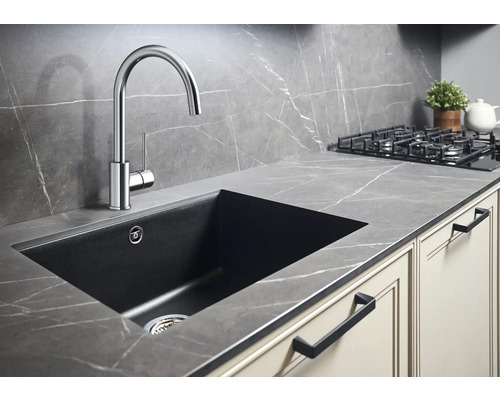 Diskho med kran, bänkskiva och spishäll i ett modernt kök