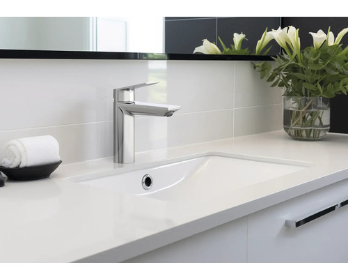 Modern badrum med handfat, kran, handduk och blomvas